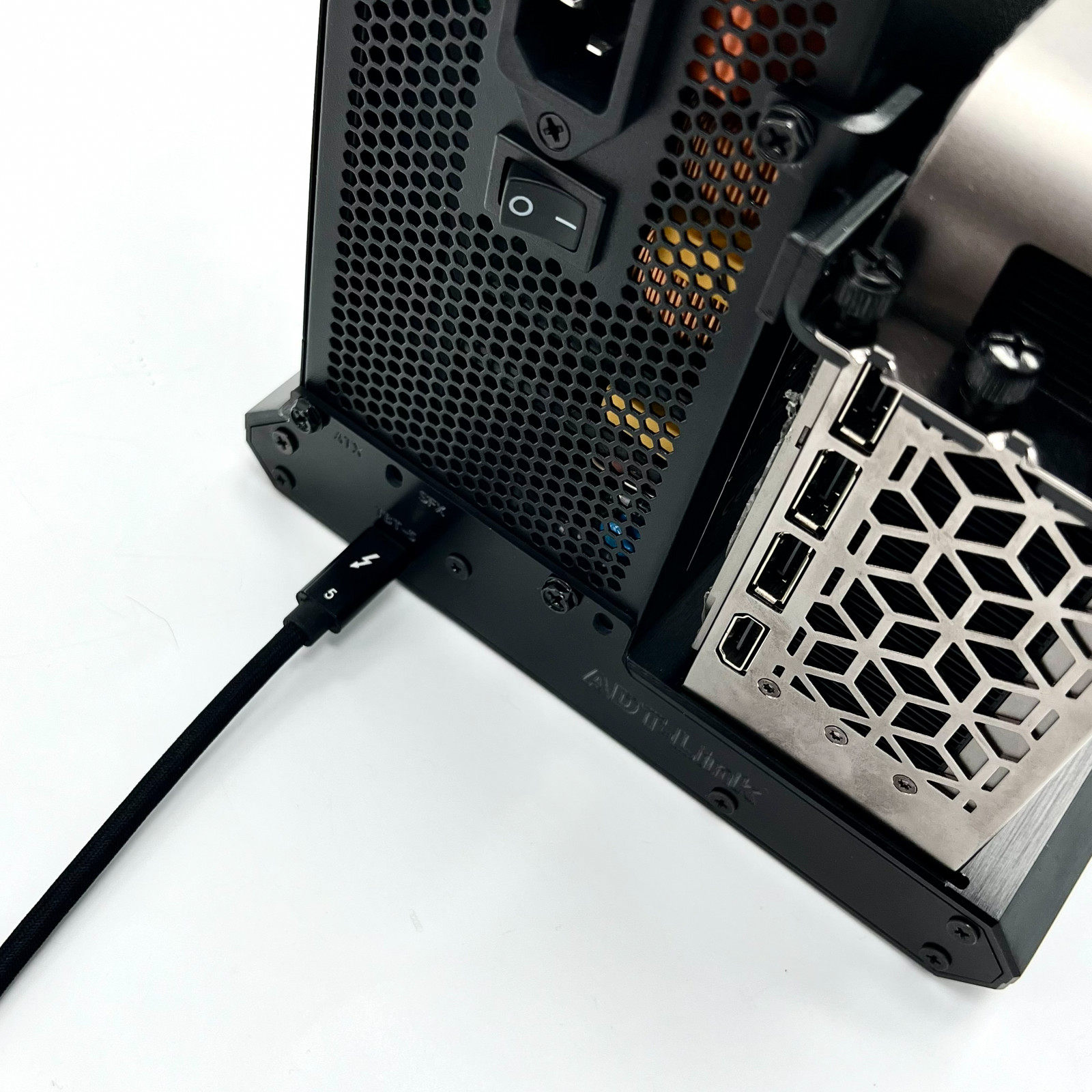 ADT Thunderbolt-5 PCIe 4.0 x4  - Thunderbolt 4 External Gpu Enclosure recensie en prijs